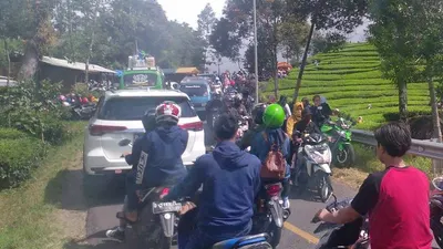 Ribuan wisatawan padati kebun teh di kawasan wisata selatan Kabupaten Bandung. (Ayobandung.com/Mildan Abdalloh)