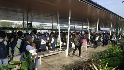 Wisatawan sedang mengantre untuk menyeberang pulau.  (sumber: beritajakarta.id)