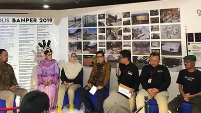 Menteri Pariwisata dan Ekonomi Kreatif/Kepala Badan Pariwisata dan  Ekonomi Kreatif, Wishnutama Kusubandio (tengah, berbatik), di acara Penyerahan Simbolis Bantuan Pemerintah Bekraf 2019, Balairung Soesilo Soedarman, Gedung Sapta Pesona, Jakarta.  (Dok. Menparekraf)