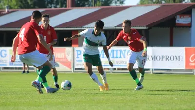 Pemain Timnas U-19, Witan Sulaeman dikepung dua pemain Bulgaria dalam International U-19 Friendly Tournament, Sabtu (5/9/2020). (dok PSSI)