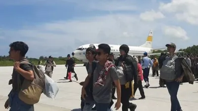 WNI yang diobservasi di Natuna berjalan ke pesawat untuk terbang ke Jakarta untuk kembali ke daerah masing-masing, Natuna, Kepri, Sabtu (15/2/2020) (ANTARA/Prisca Triferna)