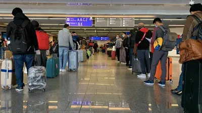 ABK WNI berbaris untuk naik pesawat di Frankfurt, Jerman dengan tujuan Indonesia. (KBRI Berlin)