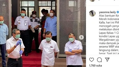 Menteri Hukum dan HAM Yasonna Laoly (memegang mic) melakukan disinfektanisasi (strerilisasi) Lapas Kelas 1 Cipinang pada 20 Maret silam. Instagram : @yasonna.laoly