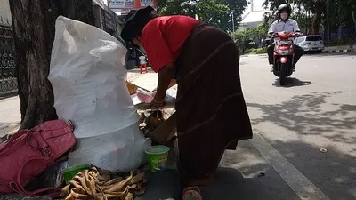 Salah satu Manusia Pembawa Karung di jalanan Protokol Semarang (ayosemarang.com/ Vedyana)