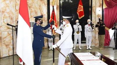 Panglima TNI Marsekal TNI Dr. (H.C.) Hadi Tjahjanto, S.I.P. memimpin upacara penyerahan jabatan Panglima Komando Gabungan Wilayah Pertahanan I dan II, Rabu (20/5/2020) (Puspen TNI)