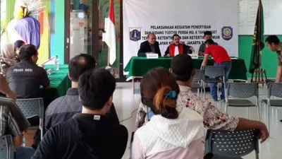 Pelanggar izin usaha mengikuti sidang yustisi di RPTRA Kalijodo/barat.jakarta.go.id