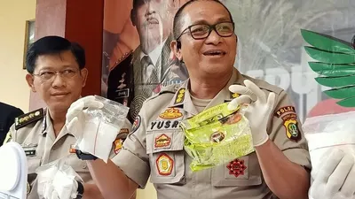 Kabid Humas Polda Metro Jaya Kombes Yusri Yunus memperlihatkan barang sitaan berupa sabu siap edar seberat 3,2 kilogram dalam gelar perkara di RS Polri (Antara/Andi Firdaus)