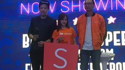 Zara JKT48 diapit kolektor mainan Frans Sanjaya dan Country Brand Manager Shopee Indonesia Rezki Yanuar di Shopee Indonesia Comic Con 2019/Ayojakarta.com