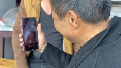 Zhu berhasil menemukan keluarganya lagi setelah mendapatkan kembali ingatannya.  Ia menghubungi dinas terkait untuk melacak keberadaan keluarganya, dan melakukan video call dengan  ibu Zhu, 83 tahun. Foto: DAILY MAIL/Qianjiang Evening News