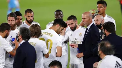 Pelatih Real Madrid, Zinedine Zidane memberi instruksi pemainnya. (Foto: Dok. AP)