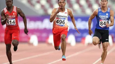 Lalu Muhammad Zohri dari Indonesia diapit Andrew Fisher dari Bahrain dan Wang Wei-hsu dari Taipei dalam final 100m Kejuaraan Atletik Asia di Stadion Internasional Khalifa, Doha, Qatar 22 April 2019/Reuters