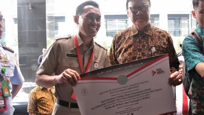 Wakil Kepala DPMPTSP Provinsi DKI Jakarta, Denny Wahyu Haryanto (kiri) bersama Menteri PANRB Tjahjo Kumolo (kanan) seusai acara Apresiasi dan Penganugerahan Zona Integritas di Hotel Bidakara, Jakarta. Selasa, (10/12/2019)/Media PTSP