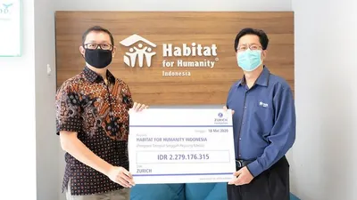 Zurich Indonesia, melalui Z Zurich Foundation, menyerahkan donasi kepada Habitat for Humanity Indonesia.