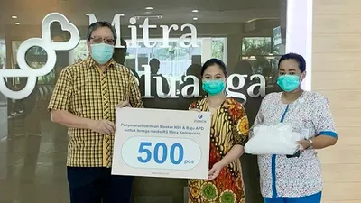 Zurich Indonesia mendonasikan sejumlah masker N95 dan APD kepada RS Mitra Kemayoran (Edelman Indonesia untuk Zurich Indonesia)