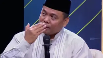 Sugi Nurhadi atau lebih dikenal dengan Gus Nur, merupakan salah satu sosok korban dalam pusaran kasus dugaan Ijazah Palsu milik Jokowi.