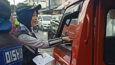 Ilustrasi--Petugas Dishub Kota Bekasi mensosialisasikan kebijakan manajemen lalu lintas di Jalan Perjuangan, Kota Bekasi, Senin (21/1/2019). (Ananda Muhammad/ayobekasi.net)