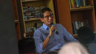 Calon Wakil Presiden no urut 02 Sandiaga Salahuddin Uno berdialog dengan peserta bedah buku 'Hikayat Suara-Suara' di Bandar Serai Raja Ali Haji, Pekanbaru, Riau, Sabtu (18/5/2019). Bedah buku Hikayat Suara-Suara karya Datuk Taufik Ikram Jalil ini juga sekaligus memperingati Hari Buku Nasional 2019. ANTARA FOTO/Rony Muharrman/hp.