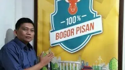 Kadisperindag Kota Bogor menunjukan logo 100 % Bogor Pisan.