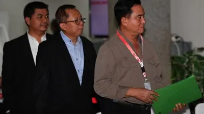 Wakil Ketua Tim Kampanye Nasional (TKN) Arsul Sani (tengah) bersama kuasa hukum Yusril Ihza Mahendra (kanan) dan Wakil Direktur Hukum dan Advokasi TKN Juri Ardiantoro tiba untuk berkonsultasi di Mahkamah Konstitusi (MK), Jakarta, Senin (27/5/2019). TKN mendatangi MK untuk meminta penjelasan tentang menjadi pihak terkait dalam permohonan gugatan Prabowo-Sandi terhadap hasil Pilpres 2019. ANTARA FOTO/Sigid Kurniawan/foc.