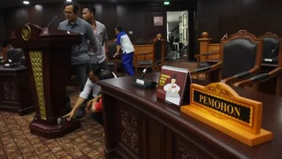 Petugas menyiapkan ruang sidang di Gedung Mahkamah Konstitusi, Jakarta, Kamis (13/6/2019). Persiapan dilakukan jelang sidang perdana PHPU Pilpres 2019 yang akan dilaksanakan pada Jumat (14/6). ANTARA FOTO/Indrianto Eko Suwarso/aww.