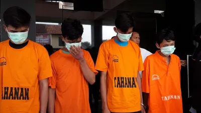Polres Metro Bekasi Kota menangkap empat pelaku pengeroyokan dan pembakaran Putra (18), Rabu (13/6/2019).