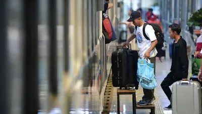 Sejumlah penumpang peserta 'Mudik Bareng KAI' menaiki gerbong kereta api Brantas jurusan Blitar, Jawa Timur di Stasiun Pasar Senen, Jakarta, Minggu (26/5/2019). PT. KAI menyediakan delapan perjalanan kereta api ke berbagai jurusan di Jawa Tengah dan Jawa Timur pada Lebaran 2019 untuk mengakomodir 2.620 penumpang. ANTARA FOTO/M Risyal Hidayat/ama.