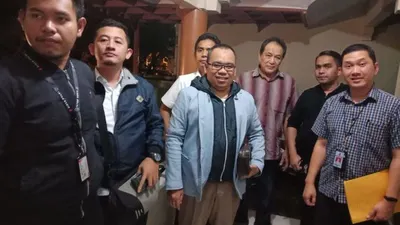 Mustofa Nahrawardaya (tengah). (@azmyielman)