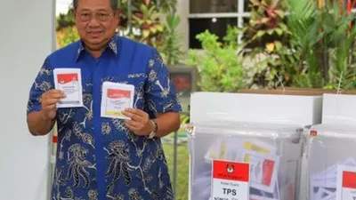 Mantan presiden Susilo Bambang Yudhoyono (SBY) menunjukkan surat suara saat menggunakan hak suaranya dalam Pemilu serentak 2019, di salah satu TPS, di Singapura, Kamis (14/4/2019). ANTARA FOTO/Anung/aaa/foc.