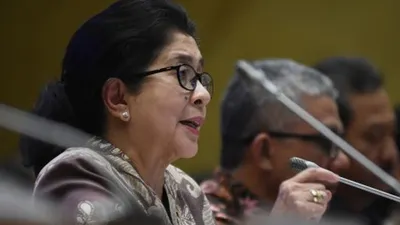 Menteri Kesehatan Nila F. Moeloek memberikan penjelasan saat mengikuti Rapat Dengar Pendapat (RDP) dengan Komisi IX DPR di Kompleks Parlemen, Senayan, Jakarta, Selasa (14/5/2019). RDP yang seharusnya membahas mengenai laporan hasil audit BPKP terhadap BPJS Kesehatan batal karena ketidakhadiran Dirut BPJS Kesehatan Fahmi Idris, dan digantikan mendengarkan penjelasan Menkes terkait hasil audit medis petugas KPPS yang meninggal serta mengenai antisipasi penyakit cacar monyet. ANTARA FOTO/Indrianto Eko Suwarso/