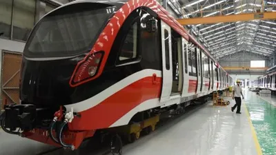 Pekerja menyelesaikan pembuatan kereta Light Rail Transit (LRT) di PT Industri Kereta Api (Inka) Madiun, Jawa Timur, Rabu (10/4/2019). Kementerian Perhubungan memesan 32 rangkaian LRT yang akan digunakan untuk melayani transportasi wilayah Jakarta-Bogor-Depok-Tangerang-Bekasi (Jabodetabek) dan ditargetkan selesai seluruhnya pada 2020. ANTARA FOTO/Siswowidodo/foc.