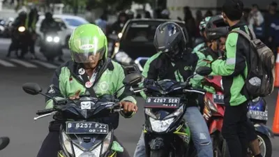 Pengendara ojek daring menunggu calon penumpang di Jakarta, Kamis (2/5/2019). Kementerian Perhubungan resmi menentukan kenaikan tarif untuk ojek daring berdasarkan zonasi yaitu zona I terdiri dari wilayah Sumatera, Jawa, dan Bali, Zona II dibuat untuk Jabodetabek Sementara zona III untuk wilayah Indonesia Timur yang meliputi Kalimantan, Sulawesi, Nusa Tenggara Timur (NTT), Maluku, dan lain sebagainya. ANTARA FOTO/Muhammad Adimaja/wsj.