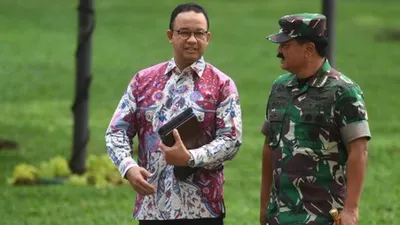 Gubernur DKI Jakarta Anies Baswedan (kiri) berbincang dengan Panglima TNI Marsekal TNI Hadi Tjahjanto sebelum mengikuti rapat terbatas di Kantor Presiden, Jakarta, Senin (29/4/2019). Ratas itu membahas tindak lanjut rencana pemindahan ibu kota. ANTARA FOTO/Akbar Nugroho Gumay/foc.