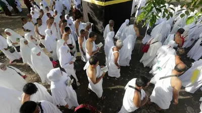 Calon jamaah haji kota Banda Aceh mengikuti manasik haji di halaman masjid Baitul Musyahadah, Banda Aceh, Aceh, Minggu (28/4/2019). Manasik haji ini merupakan peragaan pelaksaan ibadah haji yang sesuai dengan rukun-rukunnya sebagai bekal para jamaah ketika sampai di Makkah dan Madinah sehingga menjadi haji yang mabrur. ANTARA FOTO/Irwansyah Putra/hp.