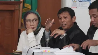 Ilustrasi--Terdakwa kasus dugaan penyebaran berita bohong atau hoaks Ratna Sarumpaet (kiri) didampingi penasehat hukumnya saat mengikuti sidang lanjutan di PN Jakarta Selatan, Jakarta, Selasa (23/4/2019). Sidang tersebut dengan agenda mendengarkan keterangan saksi dari dokter bedah plastik sekaligus penyanyi, Tompi, dan Rocky Gerung ANTARA FOTO/Reno Esnir/hp.