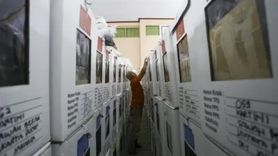 Petugas Kelompok Panitia Pemungutan Suara (KPPS) menyusun kotak suara yang berisi surat suara hasil Pemilu Srentak 2019 sebelum dilakukan rekapitulasi surat suara di GOR Mangga Dua Selatan, Sawah Besar, Jakarta Pusat, Kamis (18/4/2019). ANTARA FOTO/Nova Wahyudi/foc.