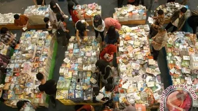 Bursa Buku Murah Pengunjung memilih buku dalam bursa buku murah di Botani Square, Kota Bogor, Jabar, Jumat (28/6). Bursa buku murah dalam rangka mengisi liburan sekolah tersebut untuk memberi kesempatan pada masyarakat memilki buku-buku murah dengan diskon hingga 70% dari harga normal. (ANTARA FOTO/Jafkhairi)