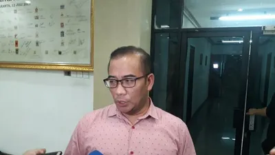 Arsip Komisioner KPU Hasyim Asy'ari memberikan keterangan kepada wartawan usai batas akhir penyerahan laporan awal dana kampanye di Gedung KPU RI, Jakarta, Minggu (23/9/2018). (Dyah Dwi)