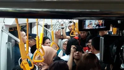 Ibu negara Iriana Widodo mencoba MRT. (Antara)