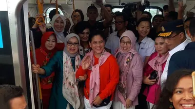 Bersama sejumlah istri menteri yang tergabung dalam Organisasi Aksi Solidaritas Era Kabinet Kerja (OASE KK), Ibu Negara Iriana Joko Widodo mencoba moda transportasi Mass Rapid Transit (MRT) Jakarta. (Antara)