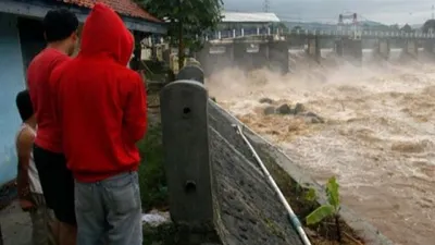 Ilustrasi - Ketinggian Air Katulampa Sejumlah warga menyaksikan debit air yang mengalami kenaikan di Katulampa, Bogor, Jabar, Minggu (12/1). Hujan deras yang melanda wilayah Bogor menyebabkan ketinggian air di pintu Katulampa mencapai 140 cm dari normalnya 50 cm pada pukul 16.00 WIB dan siaga yang ditetapkan yakni siaga tiga. ANTARA FOTO/Jafkhair