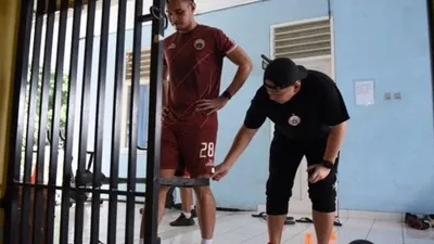 Pemain Persija Rezaldi Hehanusa (kiri) mulai latihan bersama tim setelah sebelumnya harus naik ke meja operasi karena cedera tumit sejak pertengahan musim kompetisi Liga 1 2018. (Tim Persija)