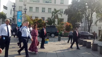 Presiden Argentina Mauricio Macri (tengah) melambaikan tangan usai mengunjungi Gedung Museum Wayang yang berlokasi di kawasan wisata Kota Tua, Jakarta Barat, Rabu (26/6/2019) (ANTARA News/Fathur Rochman)