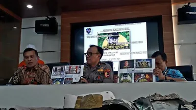 Kasubdit II Direktorat Tindak Pidana Siber Bareskrim Polri Kombes Pol Rickynaldo Chairul (kiri) dan Kepala Biro Penerangan Masyarakat Brigjen Pol Dedi Prasetyo di Gedung Mabes Polri, Jakarta, Jumat (28/6/2019). (ANTARA News/Dyah Dwi)