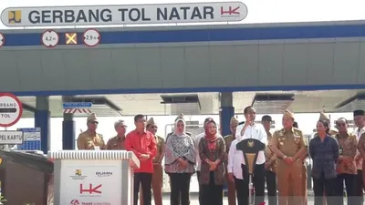 Presiden Joko Widodo (Jokowi) dalam sambutan saat meresmikan Tol Bakauheni-Terbanggi Besar di Lampung Selatan, Jumat (8/3/2019). (Antara)