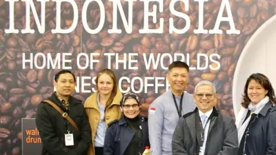 Duta Besar Indonesia untuk Kerajaan Inggris merangkap Republik Irlandia dan IMO, Dr. Rizal Sukma tinjau paviliun Indonesia yang ikut dalam London Coffee Festival 2019 yang diadakan di Old Truman Brewery, Brick Lane, London, Inggris.