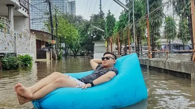 Muhammad Reza Apriadi mengabadikan momen banjir di Jatimulya, Bekasi (@rezaapriadi1).