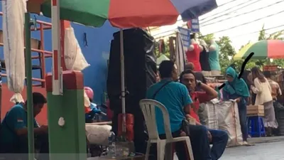 Sejumlah petugas juru parkir manual di Pasar Blok F Tanah Abang Jakarta, Jumat (28/6/2019). (ANTARA News/Abdu Faisal)
