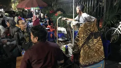 Suasana di salah satu lapak penjual kuliner malam gultik di trotoar depan Blok M Plaza Jakarta Selatan, Rabu (03/07/2019). (ANTARA/Kuntum Khaira Riswan)