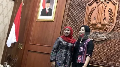 Livi Zheng dan Khofifah Indar Parawansa