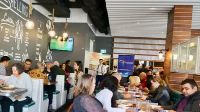 Kuliner Indonesia berupa gado-gado dan soto betawi laris manis di Vancouver mengawali promosi kuliner Indonesia yang diadakan Konsulat Jenderal RI (KJRI) Vancouver, bekerja sama dengan Diaspora Indonesia yang menetap di Kota Vancouver, Kanada. (Foto: ANTARA)